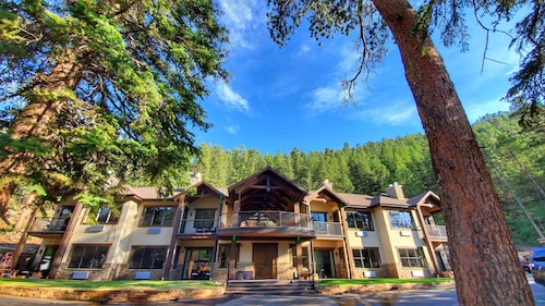 Inn on Fall River & Fall River Cabins