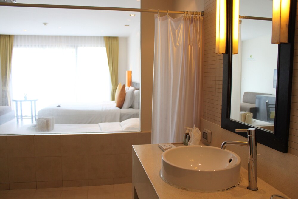 Bathroom, APSARA Beachfront Resort and Villa