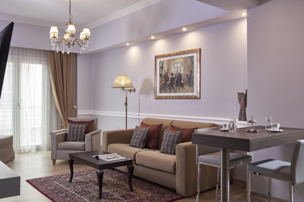 Executive Suite, 1 Bedroom, City View - Living Room