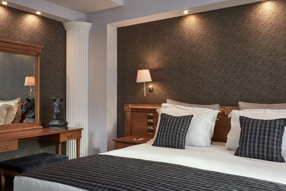 Grand Suite, 1 Bedroom, Bathtub, City View - Guestroom