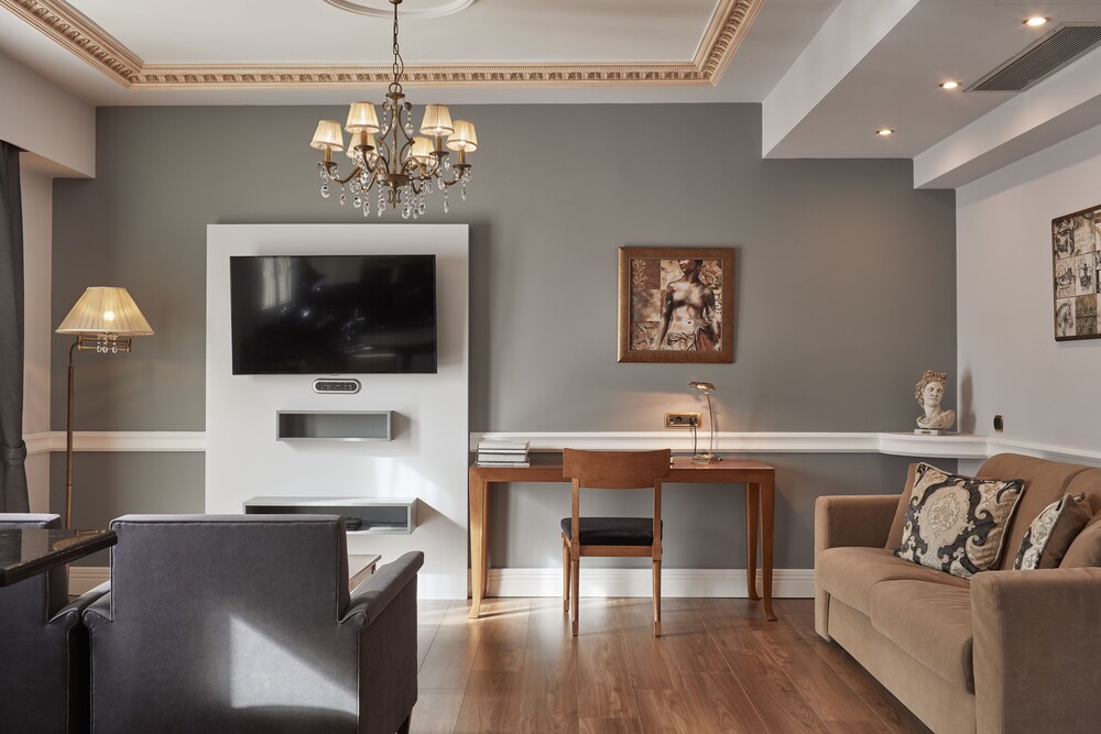 Deluxe Suite - Living Room
