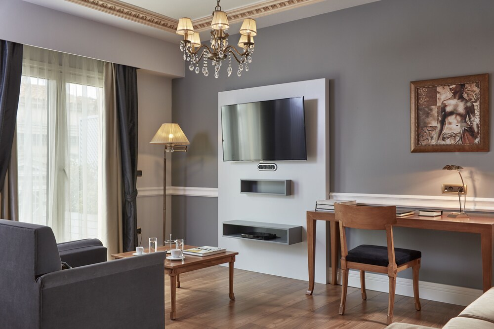 Deluxe Suite - Living Room