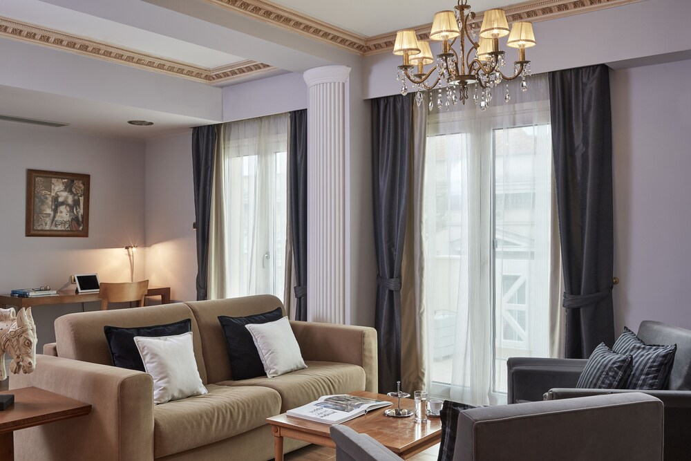 Grand Suite, 1 Bedroom, Bathtub, City View - Living Room