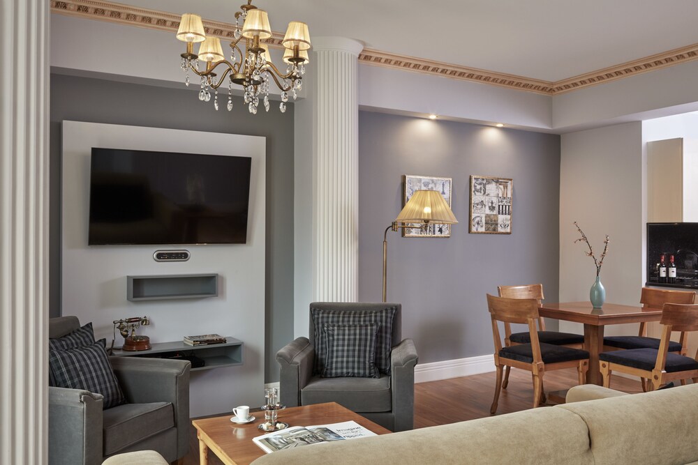 Grand Suite, 1 Bedroom, Bathtub, City View - Living Area