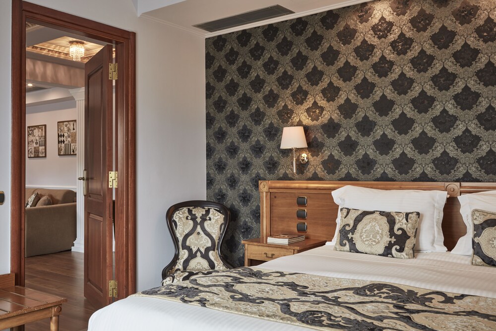 Deluxe Suite - Guestroom