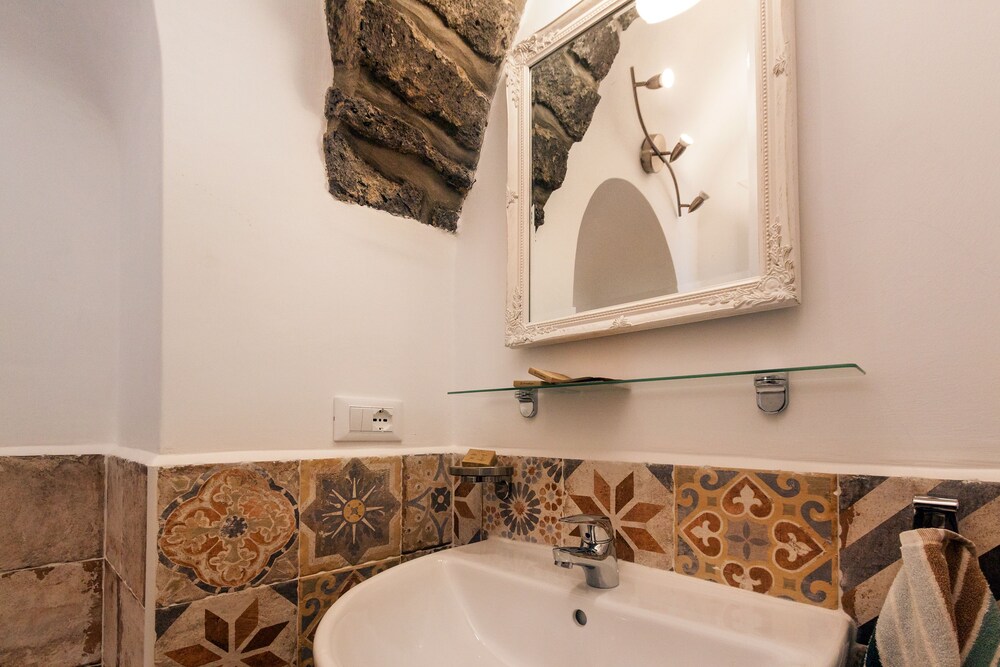 Classic Double Room, 1 Double Bed, No Windows, Ocean View - Bathroom Sink