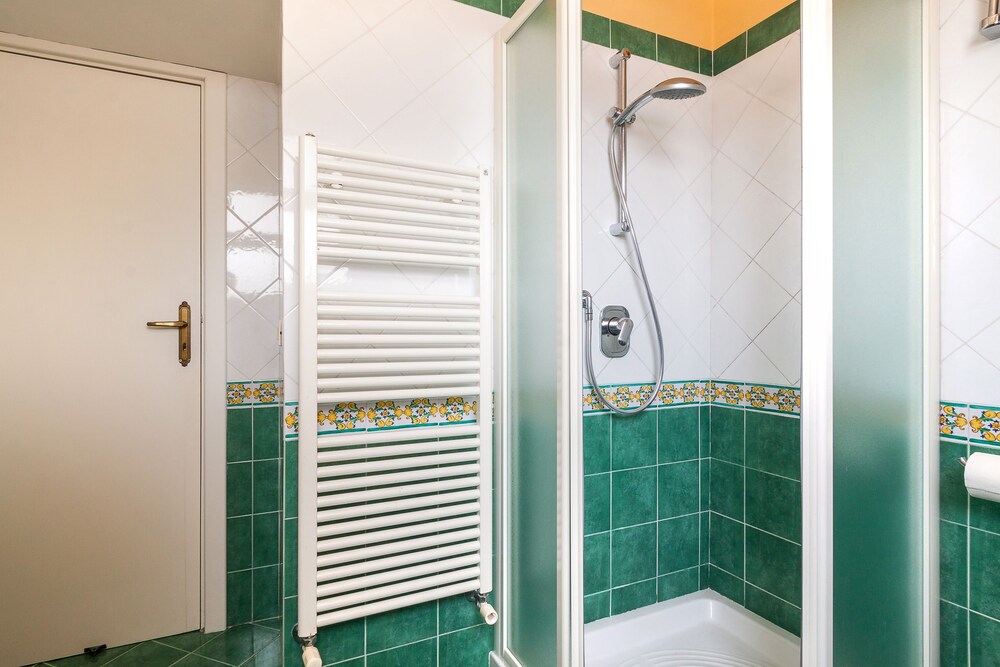 Classic Apartment, 2 Bedrooms - Bathroom