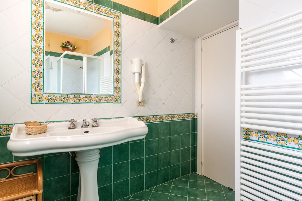 Classic Apartment, 2 Bedrooms - Bathroom