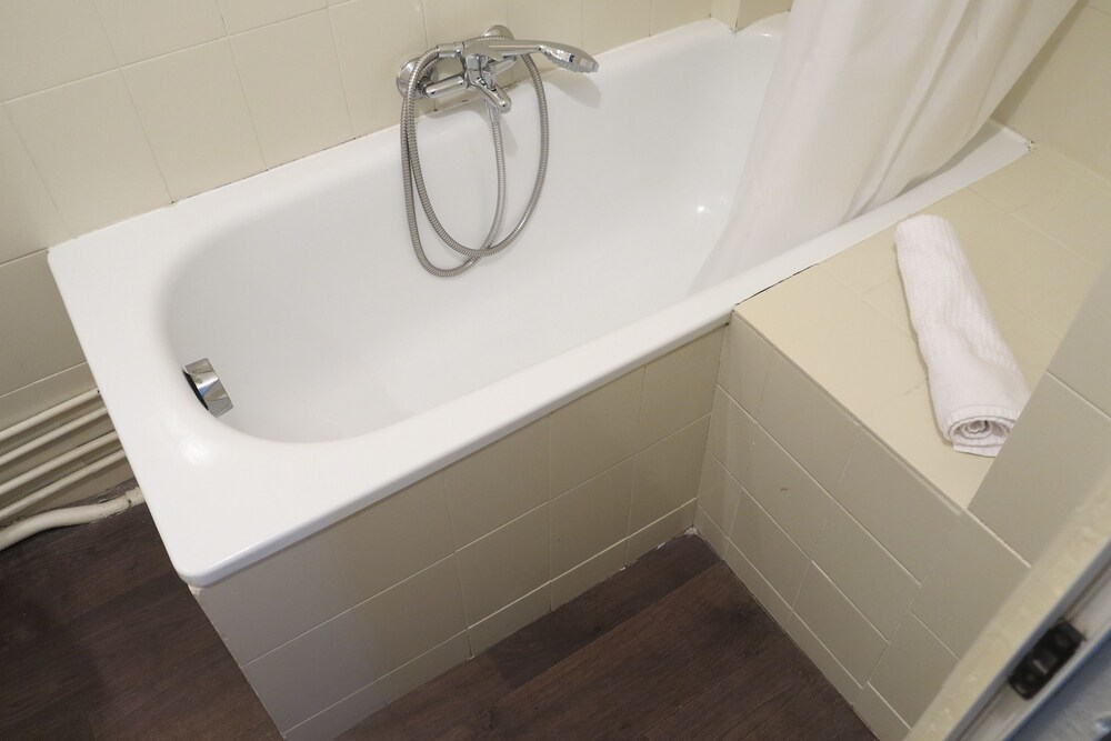 Deep Soaking Bathtub