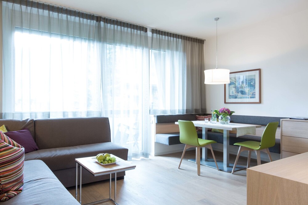 Deluxe Suite, 1 Bedroom, Balcony, Garden View (Champagner) - Living Area