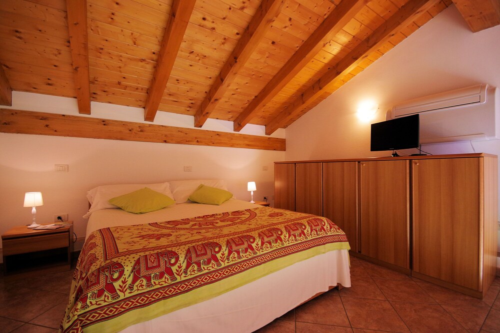 Panoramic Studio, 1 Bedroom, Terrace, Lake View - Guestroom
