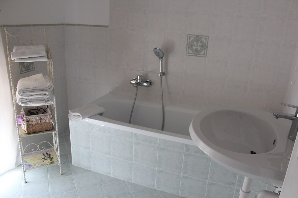 Apartment, 2 Bedrooms, 2 Bathrooms, Lake View - Bathroom
