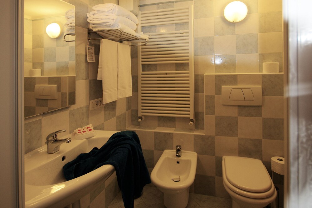 Apartment, 2 Bedrooms, Balcony, Lake View - Bathroom
