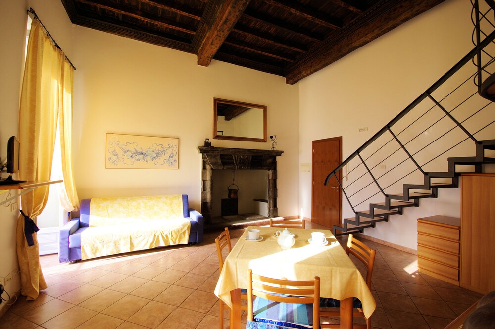 Apartment, 2 Bedrooms, Balcony, Lake View - Living Room