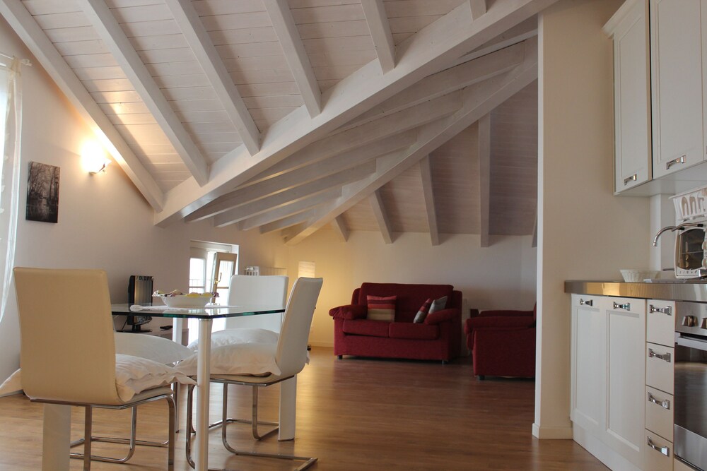 Apartment, 2 Bedrooms, 2 Bathrooms, Lake View - Living Area