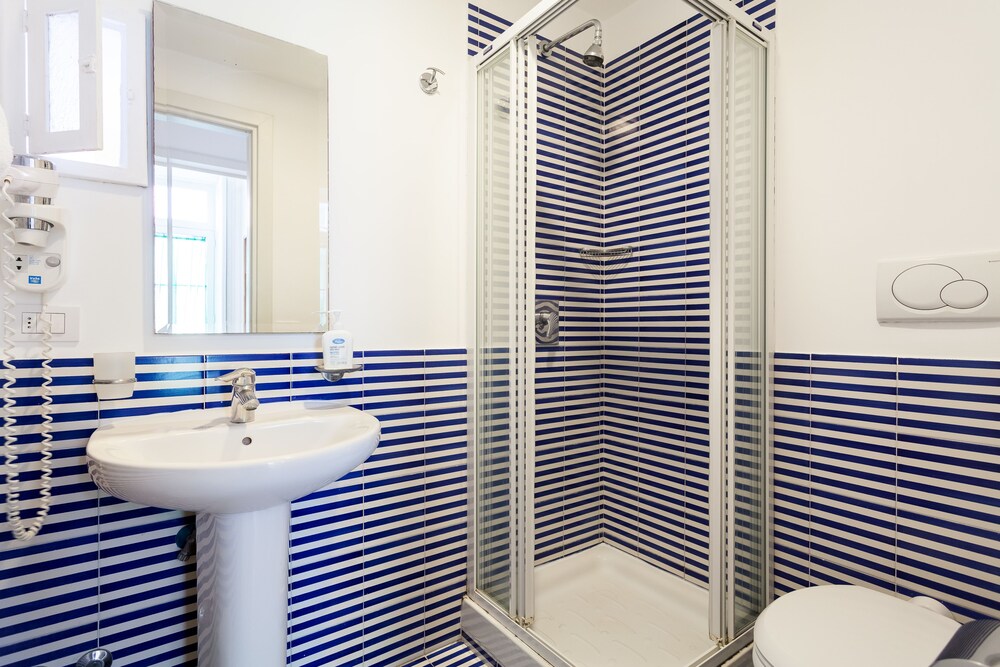 Traditional Apartment, 2 Bedrooms - Bathroom