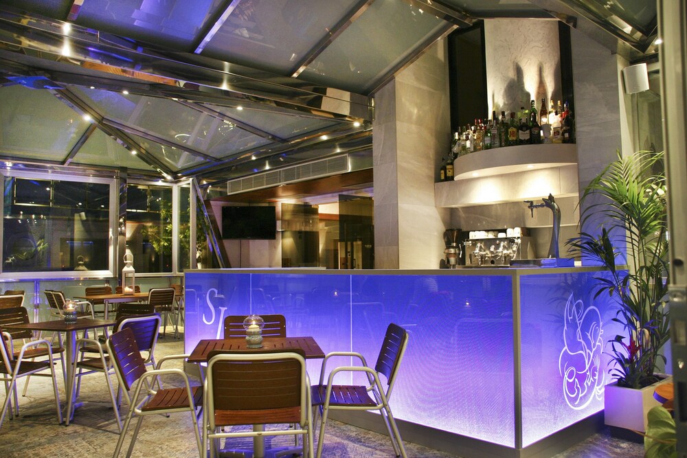 Hotel Bar