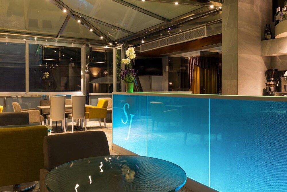 Hotel Bar