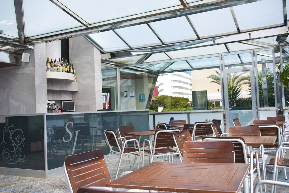 Hotel Bar