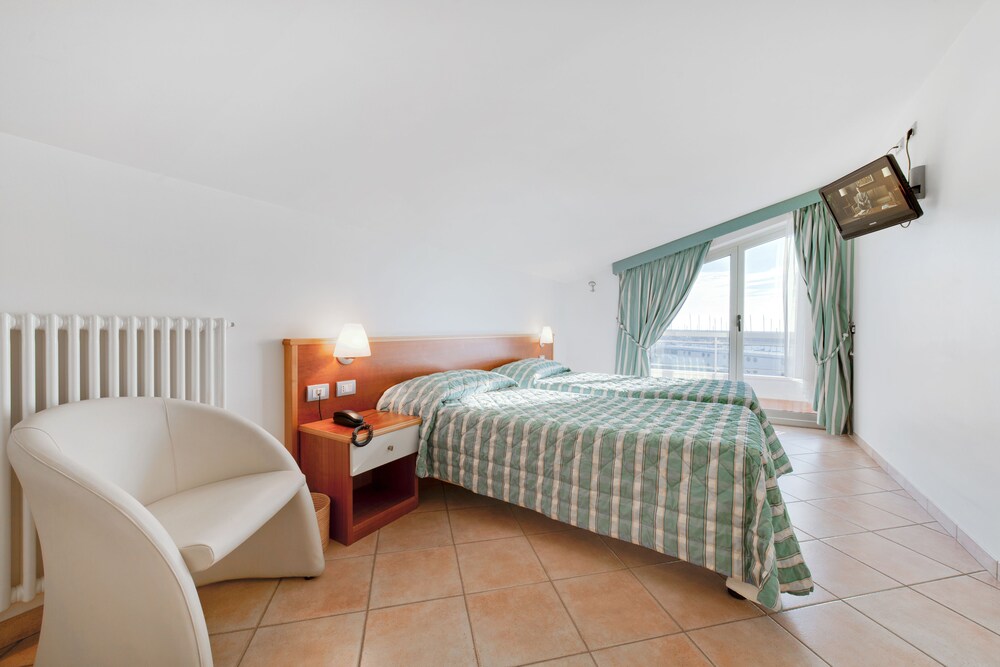 Family Apartment, 2 Bedrooms, Kitchenette, Ocean View - Guestroom