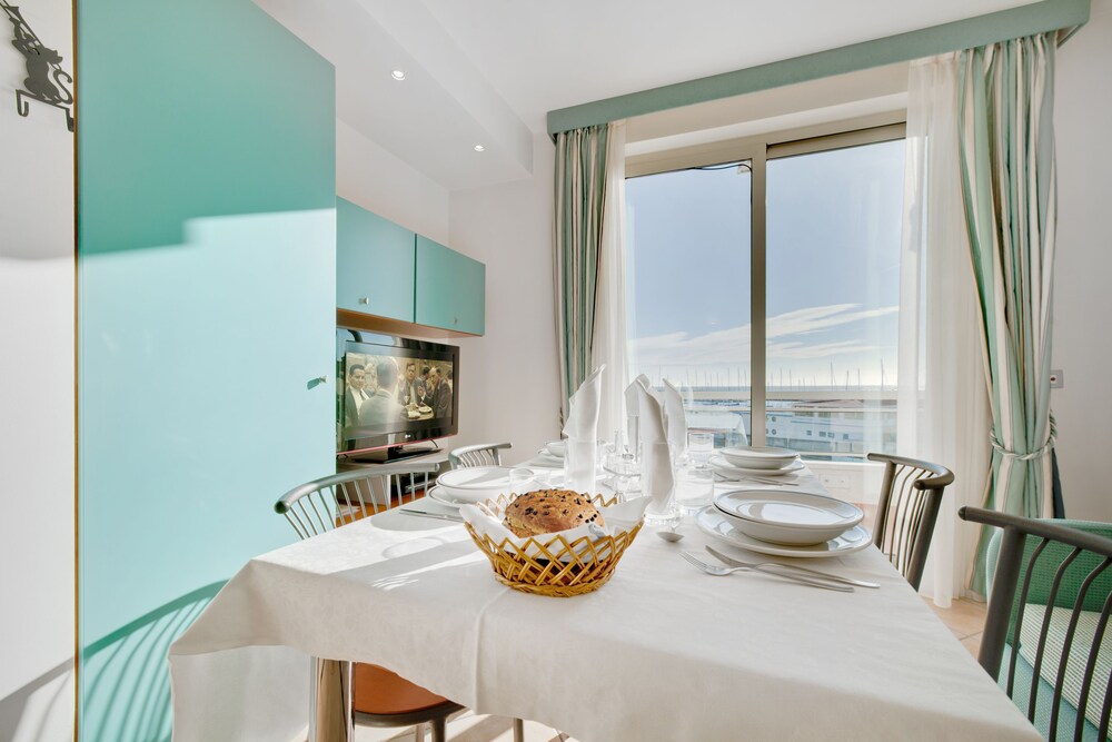 Family Apartment, 2 Bedrooms, Kitchenette, Ocean View - Living Room