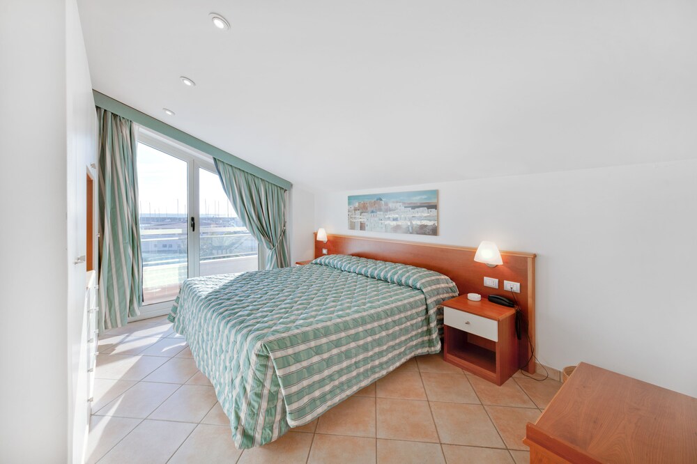 Family Apartment, 2 Bedrooms, Kitchenette, Ocean View - Guestroom