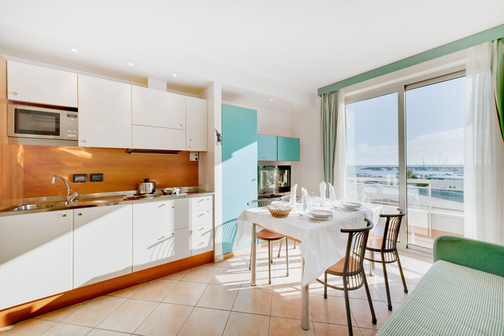Family Apartment, 2 Bedrooms, Kitchenette, Ocean View - Living Room