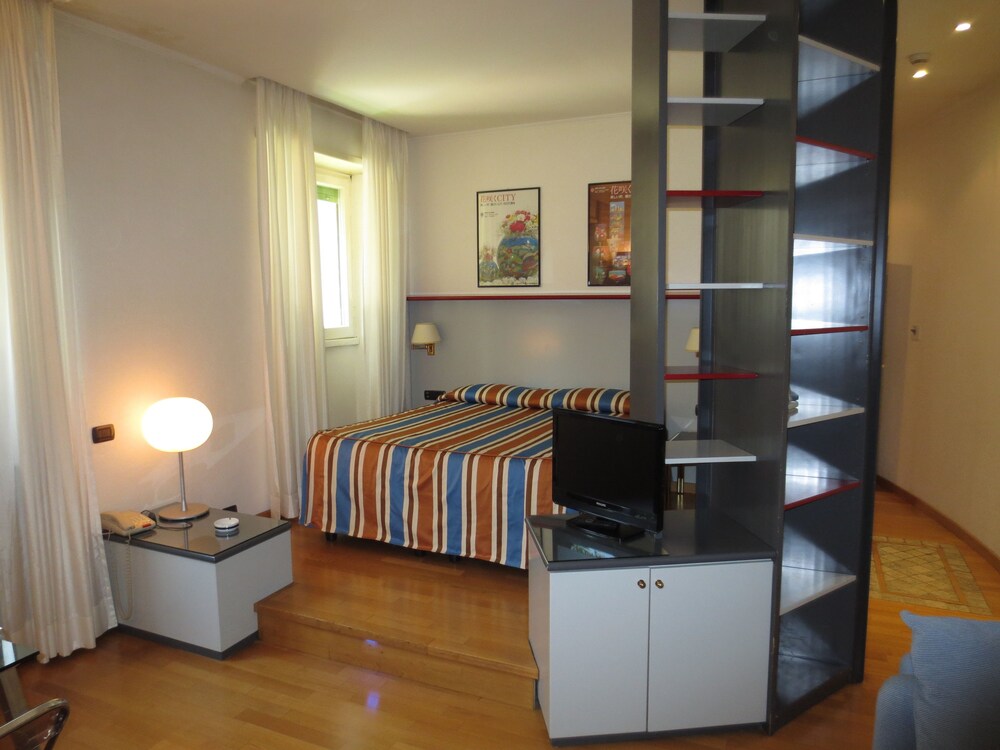 Basic Suite, Kitchenette - Guestroom