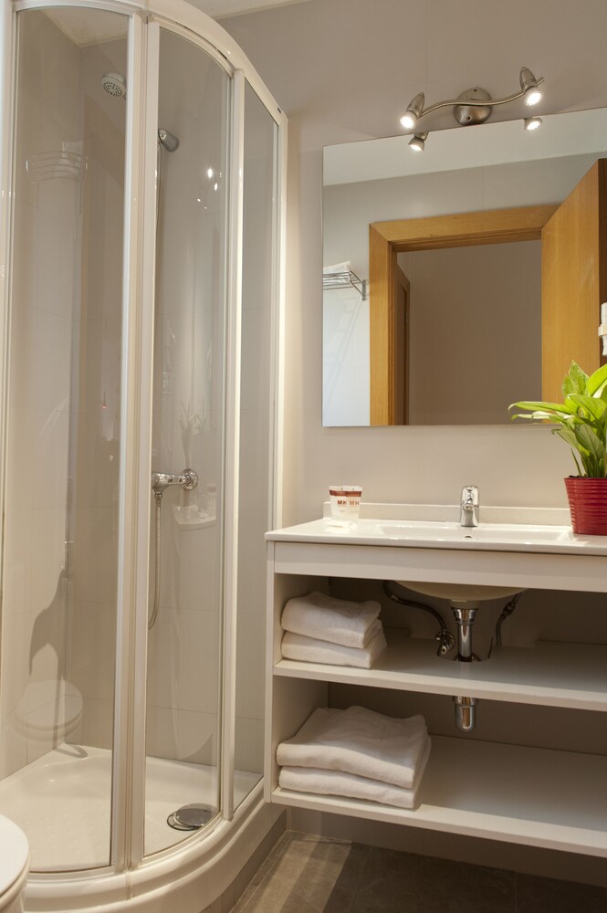 Superior Apartment, 2 Bedrooms - Bathroom
