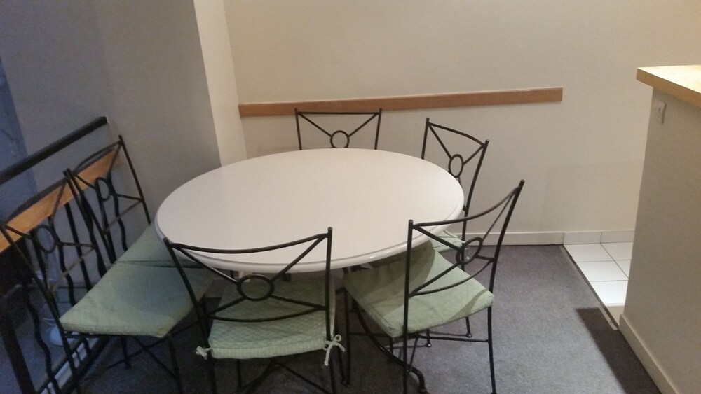 Studio (For 6) - In-Room Dining