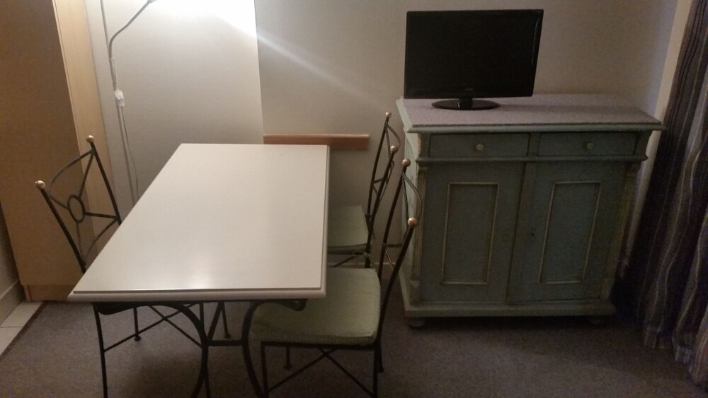 Studio (For 3) - In-Room Dining