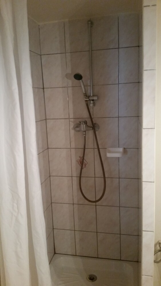 Studio (For 3) - Bathroom Shower