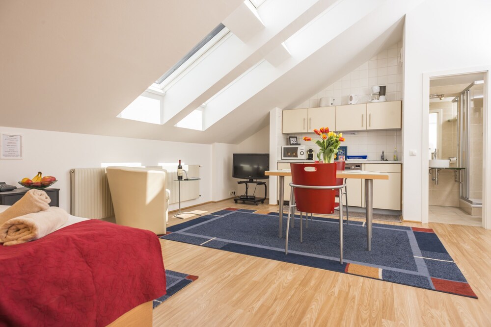 Studio (2 people - under the roof) - Guestroom