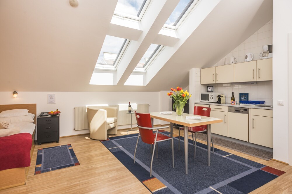 Studio (2 people - under the roof) - Guestroom