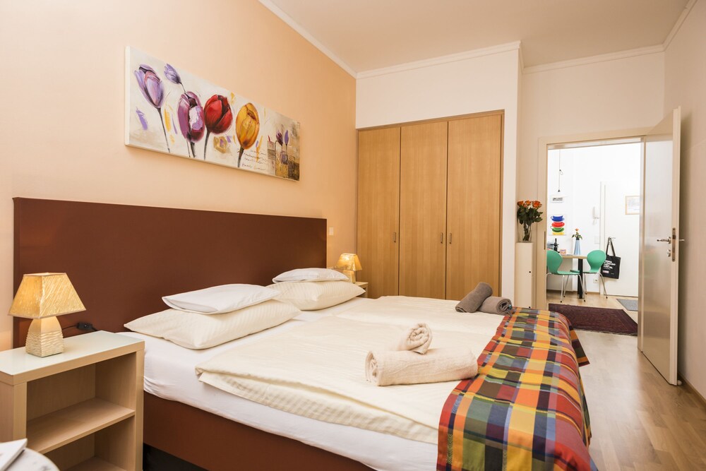 Studio (2 people - 2nd floor) - Guestroom