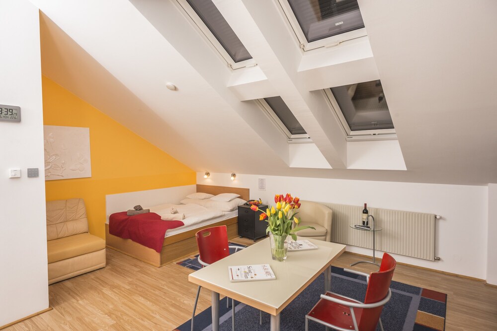 Studio (2 people - under the roof) - Guestroom