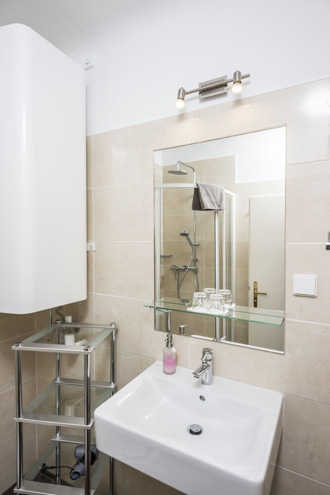Apartment, 2 Bedrooms (5 people - Ferchergasse 21/18) - Bathroom Sink