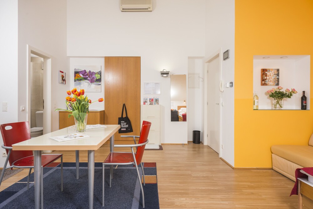 Studio (2 people - under the roof) - Guestroom