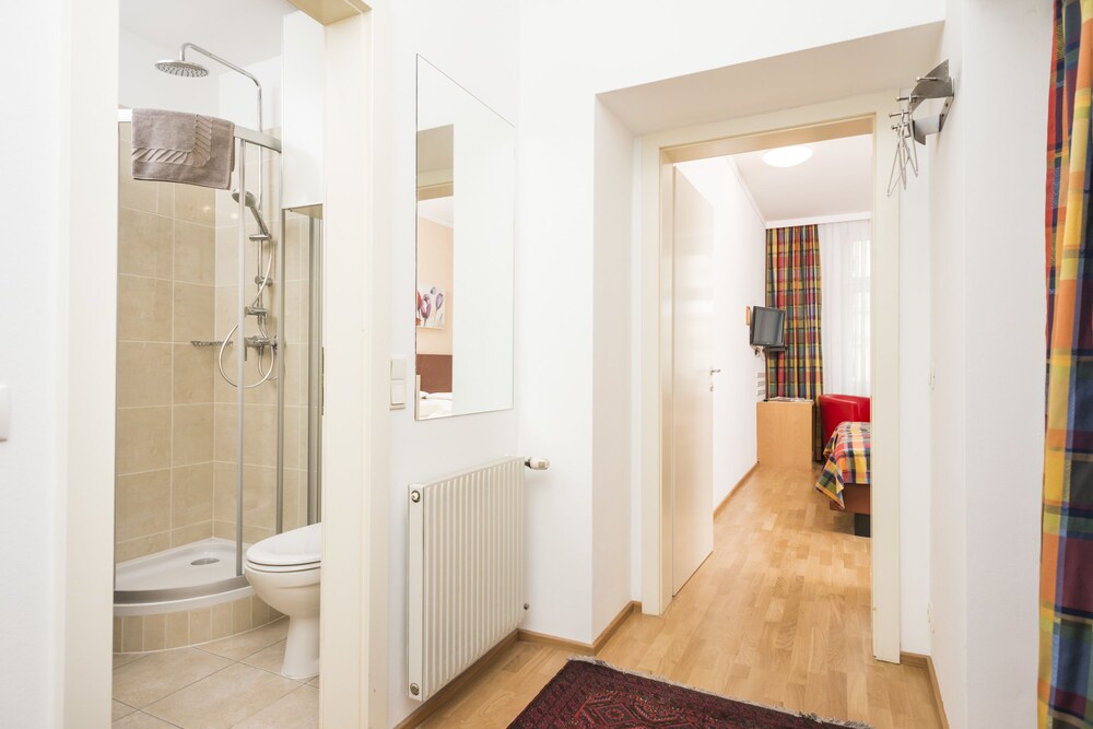 Studio (2 people - 2nd floor) - Guestroom