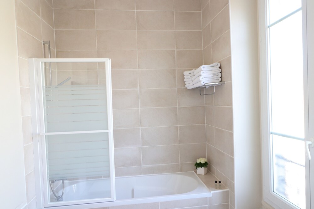 Executive Studio - Bathroom