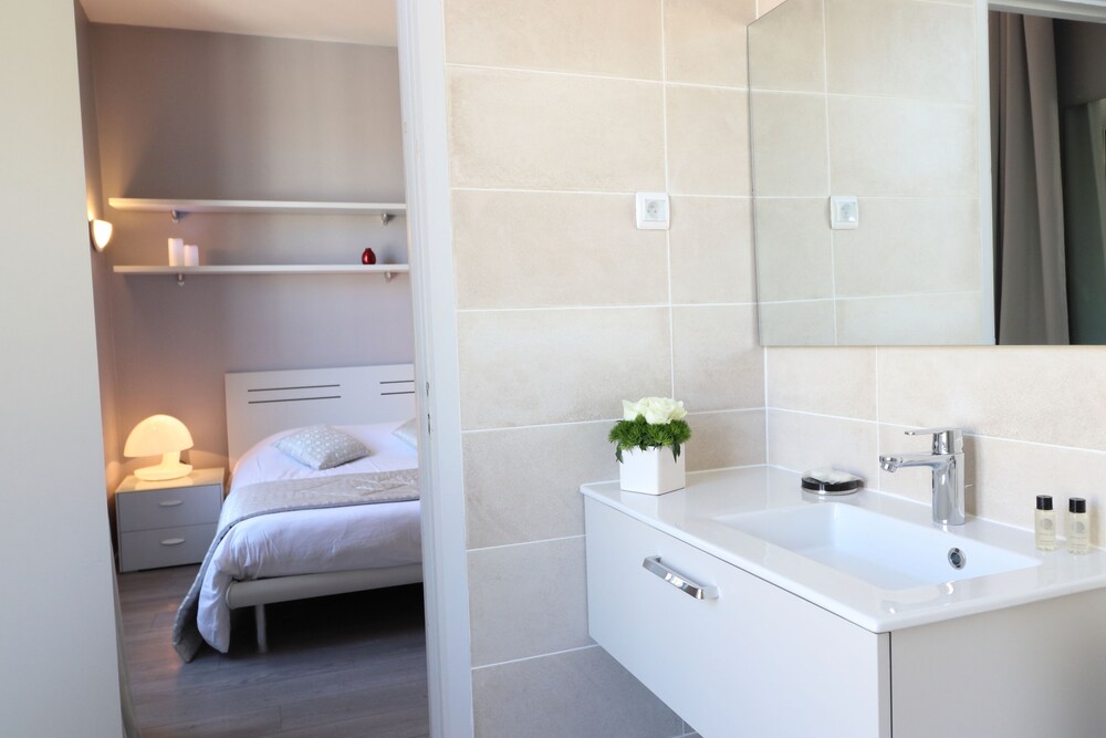 Executive Studio - Bathroom Sink