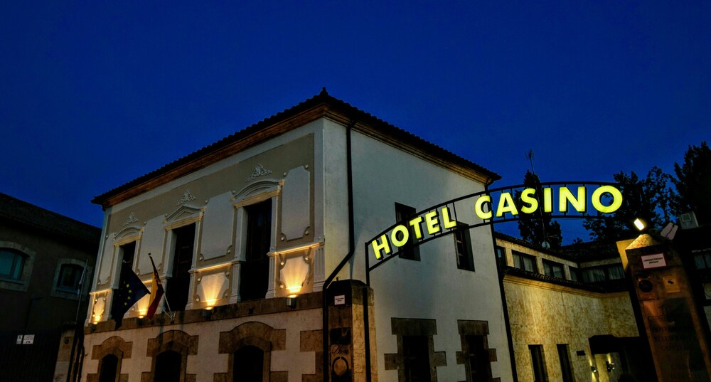 Fachada del hotel de noche