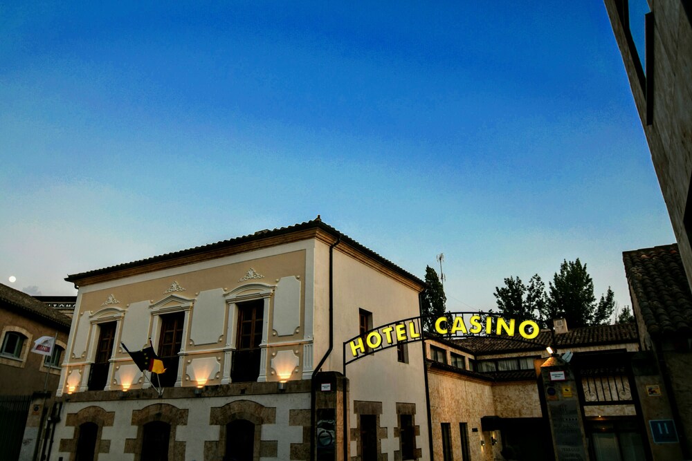 Fachada del hotel de noche