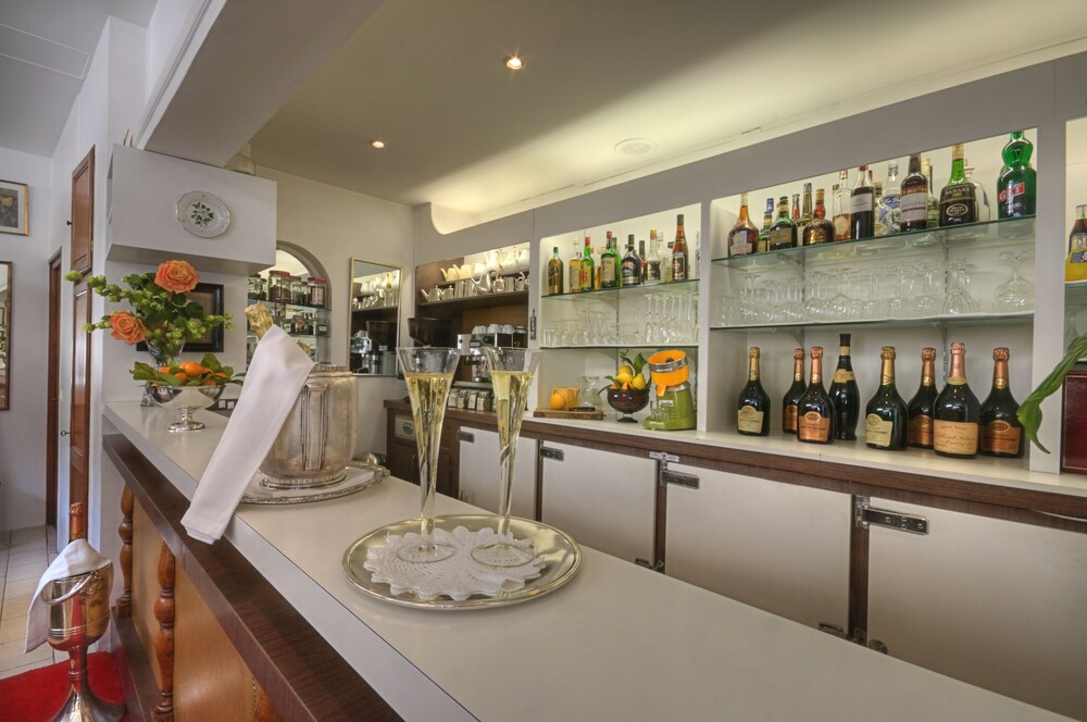 Hotel Bar