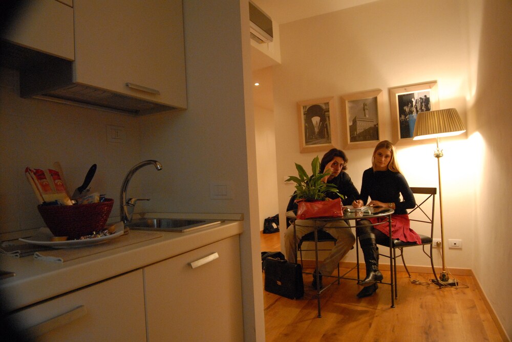 Cucina in camera (Monolocale Executive, vista città)