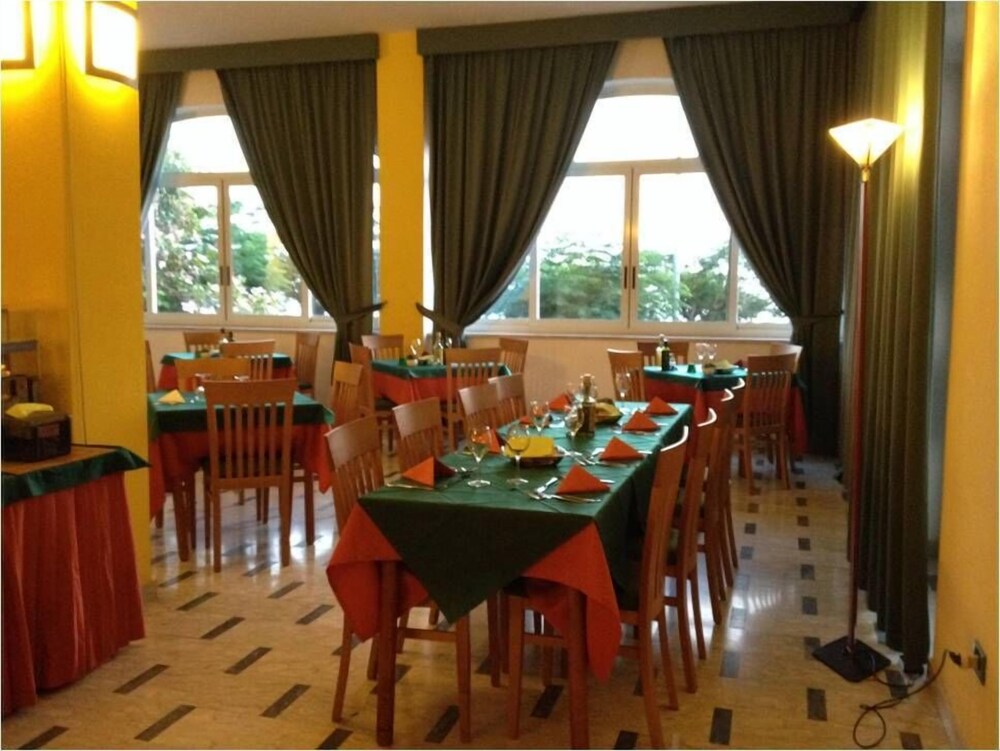 Food Court