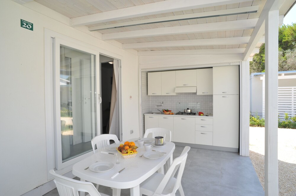 Camera (Casa mobile familiare, 2 camere da letto, angolo cottura, vista mare parziale)