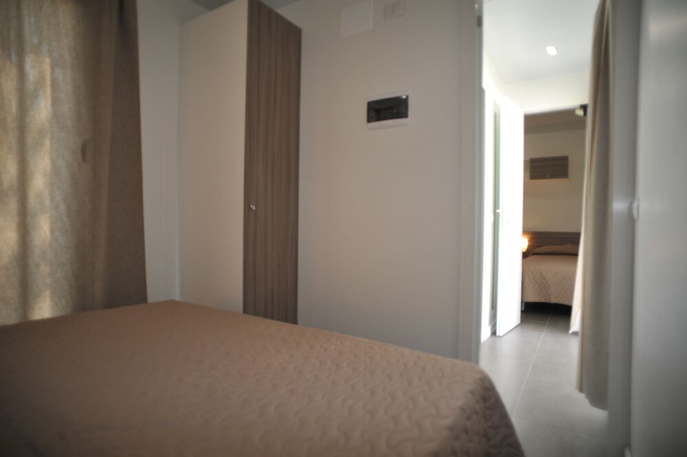 Camera (Casa mobile familiare, 2 camere da letto, angolo cottura, vista mare parziale)