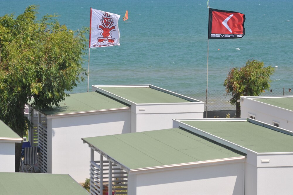 Camera (Casa mobile familiare, 2 camere da letto, angolo cottura, vista mare parziale)