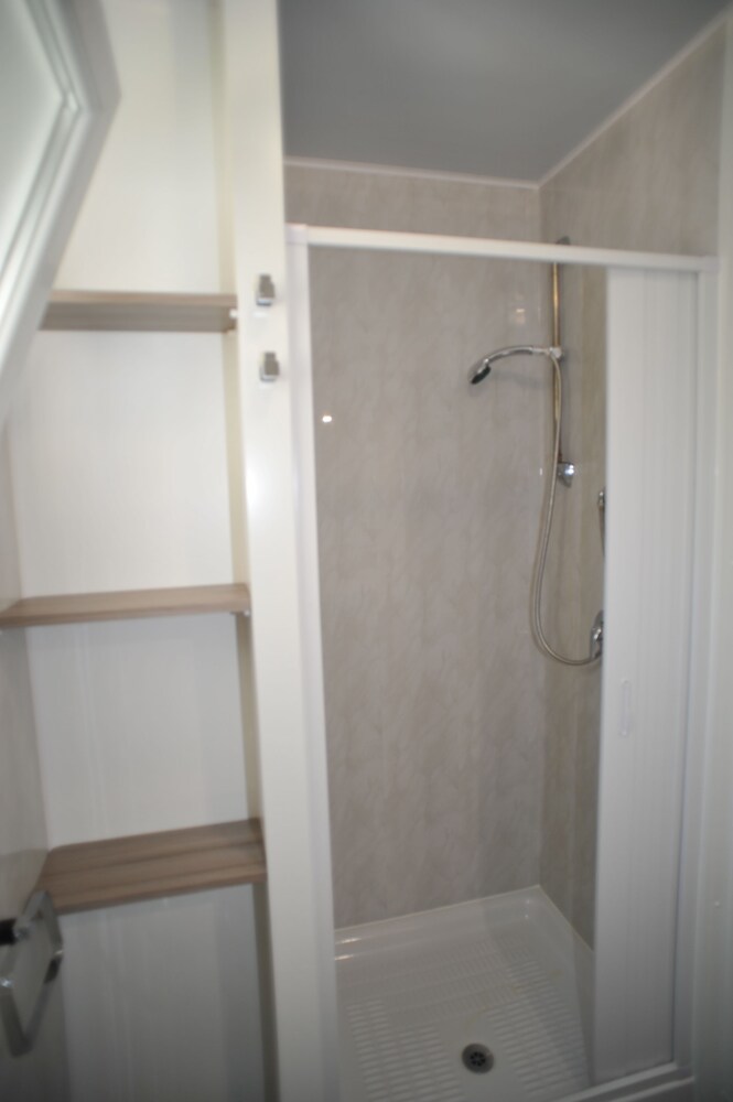 Bagno (Casa mobile familiare, 2 camere da letto, angolo cottura, vista mare parziale)